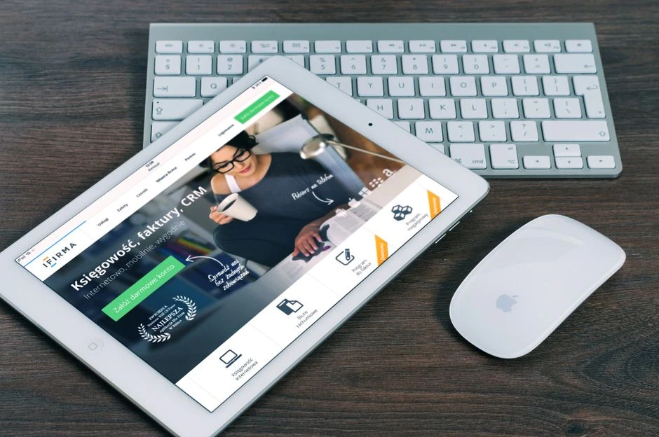 Pembuat situs web AI vs menyewa agensi web: biaya, kecepatan, dan kontrol